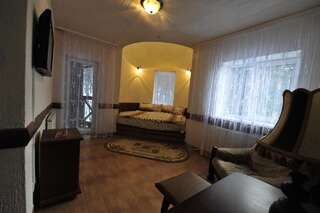 Отель Оазис-М Babin Номер с кроватью размера «queen-size» и балконом-3